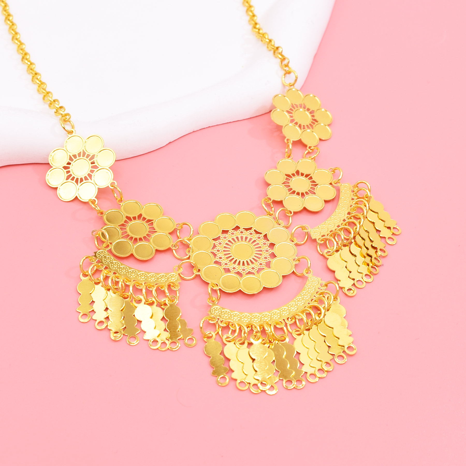 Hollow แกะสลักดอกไม้จี้สร้อยคอ - Ethnic Fashion Dubai บทวิจารณ์และราคา