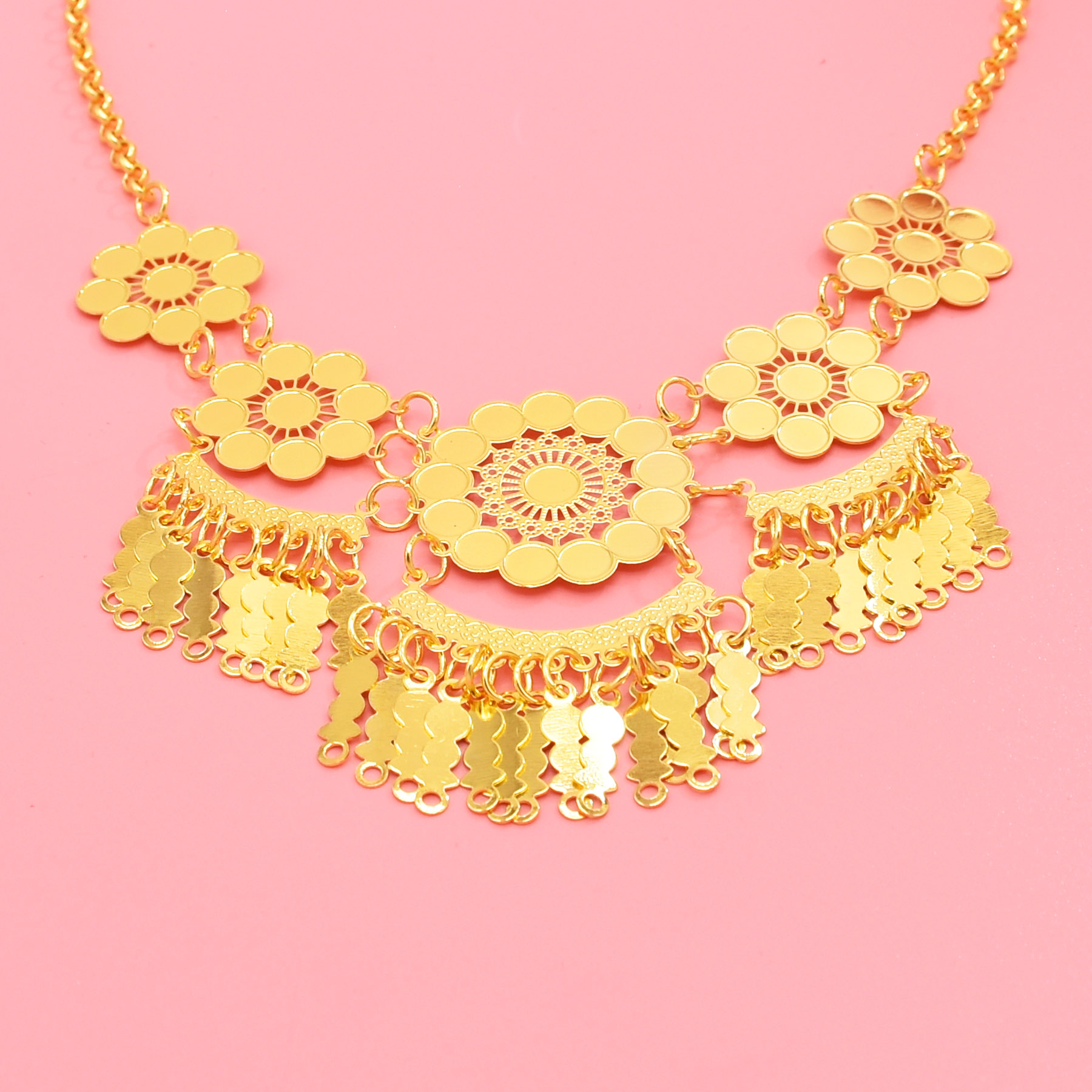 Hollow แกะสลักดอกไม้จี้สร้อยคอ - Ethnic Fashion Dubai บทวิจารณ์และราคา